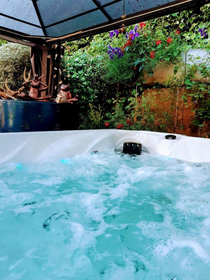 Dans Un Jardin Bb Et Jacuzzi Panzió Mandelieu Kültér fotó