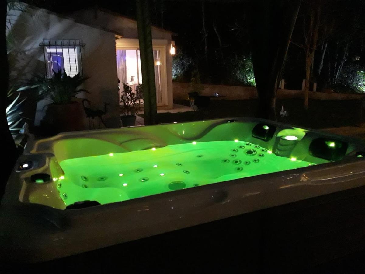Dans Un Jardin Bb Et Jacuzzi Panzió Mandelieu Kültér fotó
