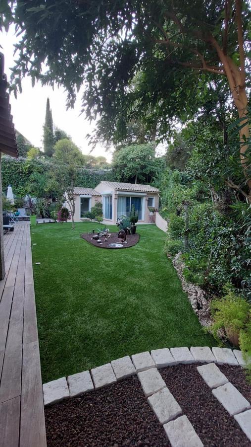 Dans Un Jardin Bb Et Jacuzzi Panzió Mandelieu Kültér fotó
