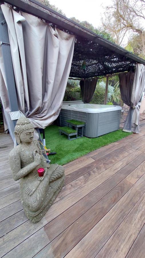 Dans Un Jardin Bb Et Jacuzzi Panzió Mandelieu Kültér fotó