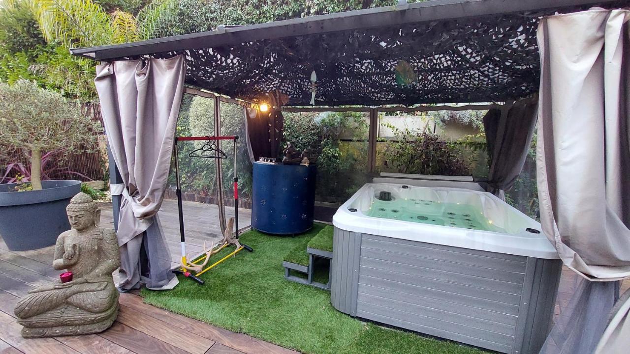 Dans Un Jardin Bb Et Jacuzzi Panzió Mandelieu Kültér fotó